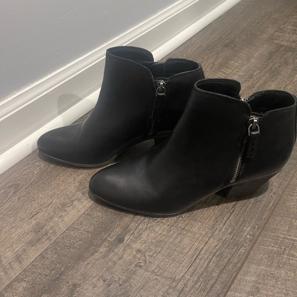 FRYE Judith Black Leather Ankle Bootie - Picture 4 of 9